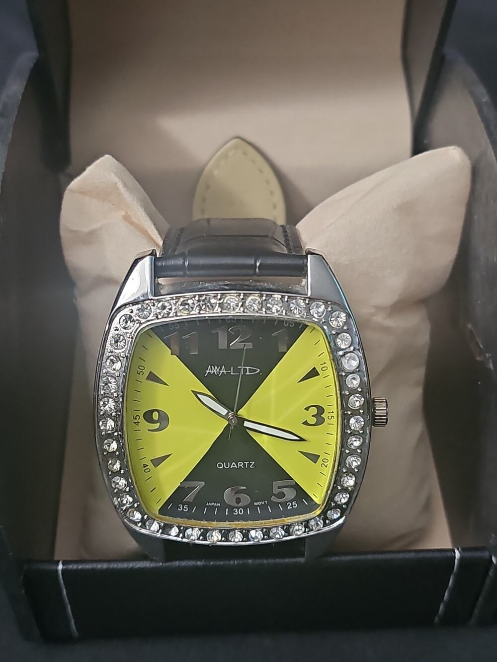 45.1mm Quartz Analog Watch w/ Genuine Black Leather band & case included